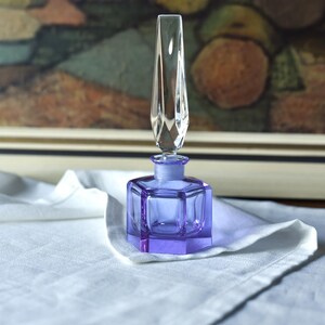 Vintage Amethyst-Parfümflasche / kleine Karaffe mit facettiertem Stopfen - Art Deco, Moser-Stil, 1940er Jahre