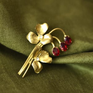 Broche vintage de flor de cristal rojo Jablonecko de la década de 1950, base de metal checo.