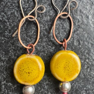 Handgjorda Boho Kopparörhängen - Gul Keramik & Silver