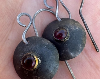 Brincos de prata esterlina oxidada com granada: joias artesanais boho