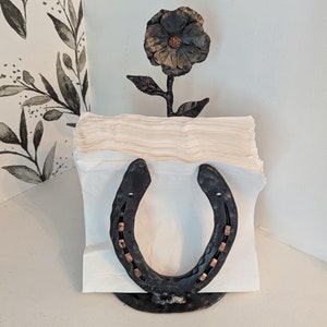 Serviettenhalter aus geschmiedetem Stahl mit Hufeisen und Blumenakzent - rustikales Küchenzubehör, Blumendesign für Pony-Liebhaber, Ranch & Farm Dekor