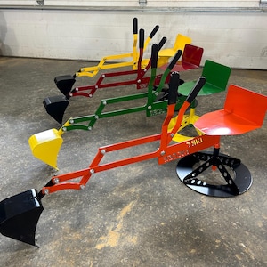 Puede incluir: Cuatro excavadoras de juguete en diferentes colores: amarillo, rojo, verde y negro. Las excavadoras tienen una base negra, una cuchara amarilla y un asiento rojo. Las excavadoras están hechas de metal y tienen un diseño realista.