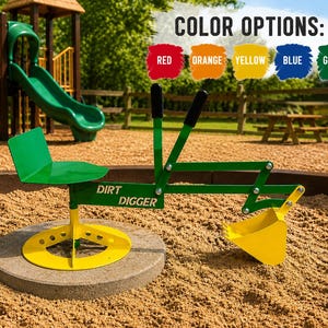 Puede incluir: Un juguete excavador de metal verde y amarillo con asiento, dos palancas de control con mangos negros y una cuchara amarilla. El texto DIRT DIGGER está impreso en el lateral. Las opciones de color son rojo, naranja, amarillo, azul y verde.