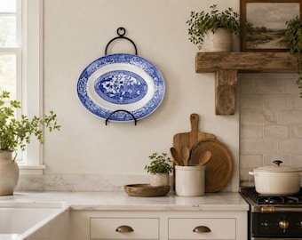 Porta piatti da parete in ferro battuto, realizzato dagli Amish, per la cucina.