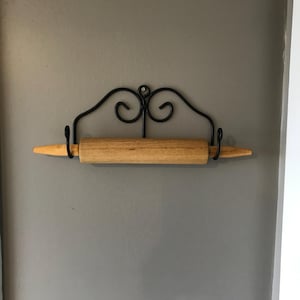 Supporto per mattarello in ferro battuto – Supporto da fattoria per mattarelli in legno, marmo e francesi – Decorazione vintage per riporre i mattarelli in cucina – Realizzato da Amish