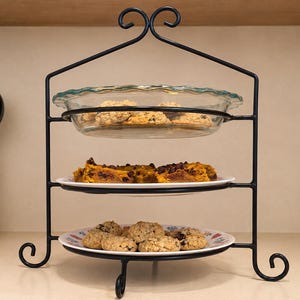 Dreistöckiger Kuchenformhalter aus Schmiedeeisen – Für Standard-Kuchenformen (23 cm) – Handgefertigt von den Amish