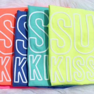 Camisetas y tops de tirantes con estampados abullonados de verano y colores cómodos
