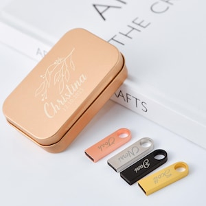 Personalisierte gravierte USB-Sticks aus Metall. Hochzeitsgeschenke und Urlaubsandenken.