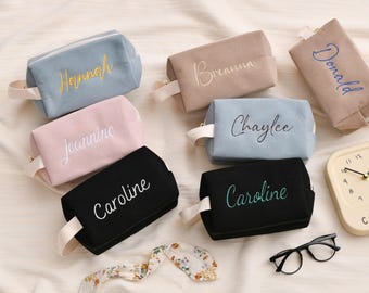 Customizable letter plaid cosmetic bags, personalized bridesmaid gifts, travel toiletries bags, and daily cosmetic storage bags.