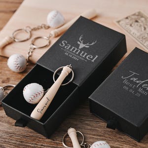 Chaveiros de beisebol personalizados para padrinhos, conjuntos de mini bolas de beisebol personalizados, chaveiros de beisebol para presentes de casamento, chaveiros para o padrinho.