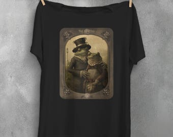 Camiseta vintage "Los Amantes" estilo gótico romántico con tarot - Camiseta de rana encantada y caprichosa - Camiseta gótica alternativa de talla grande - Camiseta de brujería fantástica