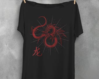 Camiseta con estética japonesa, camiseta con dragón rojo, ropa con kanji, atuendo con arte de tatuajes, ropa vanguardista, ropa soft grunge, ropa urbana gótica
