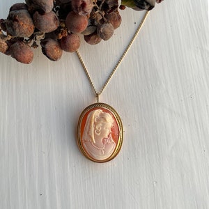 Vintage 18K Gold Carved Shell Cameo Pendant || antique Cameo necklace