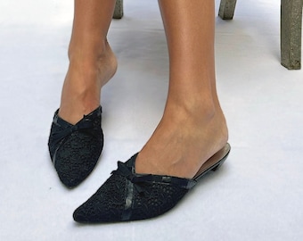 VINTAGE PEGGY DAVEN Eyelet Slides — Mulas vintage de ganchillo — Mulas vintage de tacón de gatito de los 90 — Toboganes vintage puntiagudos — Zapatos peggy daven