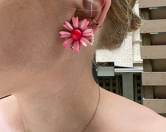 1960s ENAMEL DAISY EARRINGS — pink