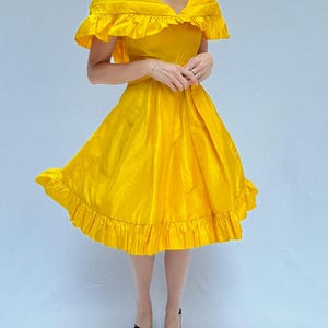 Vestido de cóctel vintage Arnold Scaasi con cuello capa y volantes, años 80
