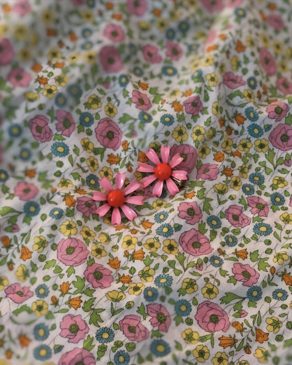 1960s ENAMEL DAISY EARRINGS — vintage studs — vint
