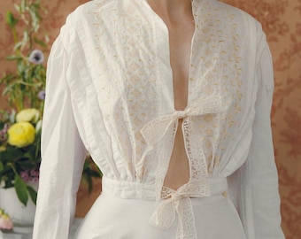 Antyczna bluzka z wiązaniem w kształcie wstążki w stylu edwardiańskim z haftem ręcznym, ok. 1900 r. – antyczna bluzka