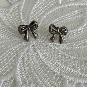 Bow Earrings, Pearl Bow, Silver Bow Earrings, Ribbon Earrings, Bow Jewelry, Pearl Earrings, Wedding Earrings, Bridal Earrings E1265