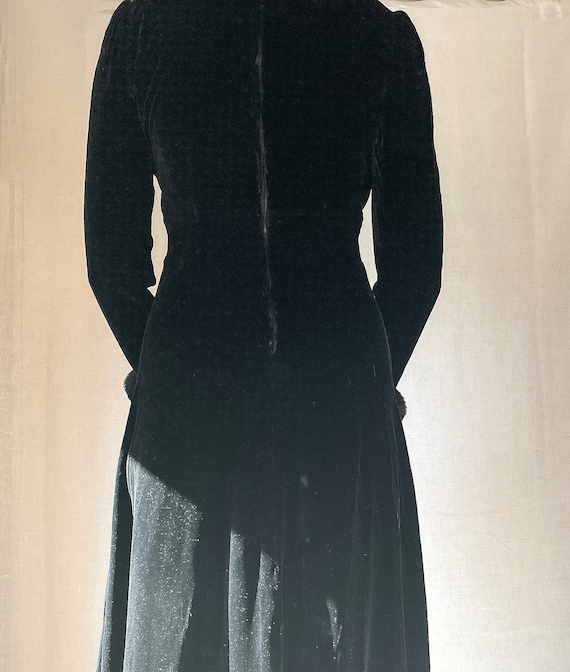 Vintage 1940s Bias-Cut Fur-Trimmed Velvet Dress —… - image 10