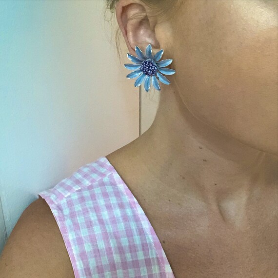 1960s ENAMEL DAISY EARRINGS — lavender