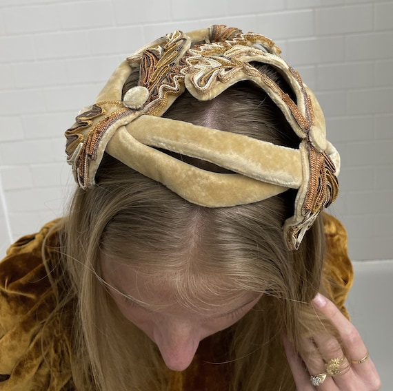 1950s ITALIAN HEADPIECE — vintage velvet hat — vin