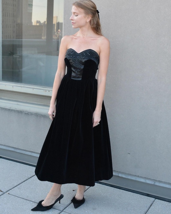laura ashley strapless dress '80s Floral Belted Cotton Bustier Ashley Lauren Style 11751 is pure elegance ASHLEYlauren Strapless Side Ruffle Prom