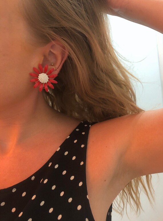 1960s ENAMEL DAISY EARRINGS — vintage studs — vint