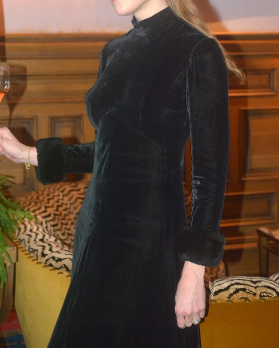 Vintage 1940s Bias-Cut Fur-Trimmed Velvet Dress —… - image 3
