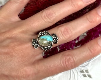 Vintage Artisinal Turquoise Ring in Sterling Silver