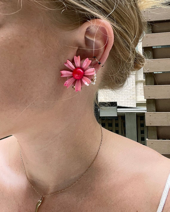 1960s ENAMEL DAISY EARRINGS — pink - image 1