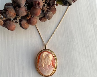 Vintage 18K Gold Carved Shell Cameo Pendant || antique Cameo necklace