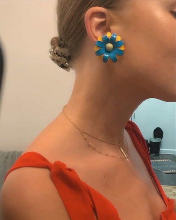 1960s ENAMEL DAISY EARRINGS — blue/yellow