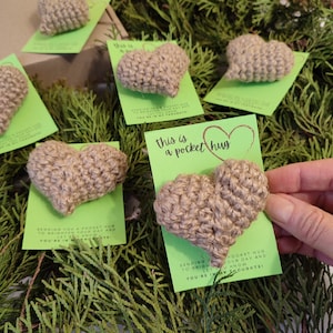 Gehäkelte Tasche Umarmung Herz mit Liebe gemacht: Umweltfreundliches, handgemachtes Boho Jute Geschenk für warme Umarmung, Ferngeschenk, Denken an Sie Geschenk