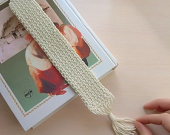 Marque-pages au crochet avec pompon - Cadeau Minimalast Boho pour les amateurs de livres, accessoire fait à la main pour les rats de bibliothèque et les amateurs de littérature, lait et blanc