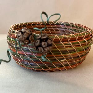 DIY-kit med spiralformade tallnålskorg: Nybörjarpyssel med exotiskt trä bild 11