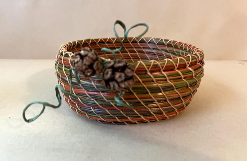 DIY-kit med spiralformade tallnålskorg: Nybörjarpyssel med exotiskt trä bild 11