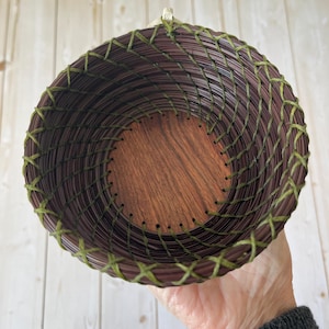 DIY-kit med spiralformade tallnålskorg: Nybörjarpyssel med exotiskt trä bild 13
