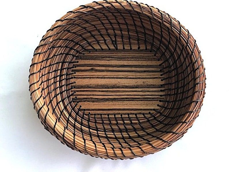 DIY-kit med spiralformade tallnålskorg: Nybörjarpyssel med exotiskt trä bild 10