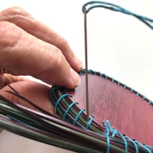 DIY-kit med spiralformade tallnålskorg: Nybörjarpyssel med exotiskt trä bild 8