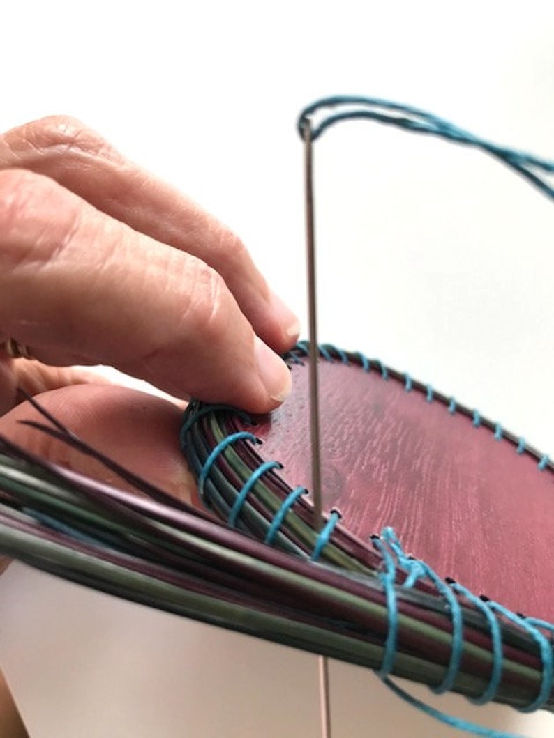 DIY-kit med spiralformade tallnålskorg: Nybörjarpyssel med exotiskt trä bild 8