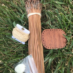 Puede incluir: Un kit de manualidades para hacer un tapiz de pared tejido. El kit incluye un paquete de ca&ntilde;as marrones naturales, una base de madera con agujeros, una bobina de hilo beige y una peque&ntilde;a bolsa de relleno blanco.