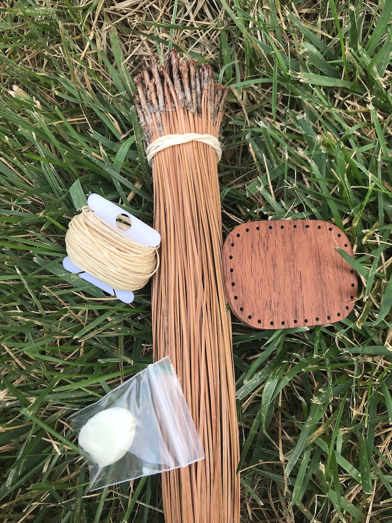 Puede incluir: Un kit de manualidades para hacer un tapiz de pared tejido. El kit incluye un paquete de ca&ntilde;as marrones naturales, una base de madera con agujeros, una bobina de hilo beige y una peque&ntilde;a bolsa de relleno blanco.