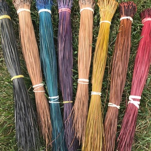 Puede incluir: Un surtido arco&iacute;ris de haces de agujas de pino naturales, te&ntilde;idos en varios colores, incluyendo negro, azul verdoso, morado, amarillo, marr&oacute;n y rojo. Los haces est&aacute;n atados con gomas el&aacute;sticas.