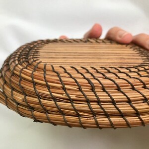 DIY-kit med spiralformade tallnålskorg: Nybörjarpyssel med exotiskt trä bild 9