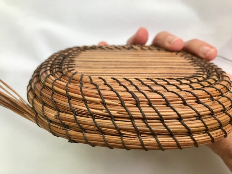 DIY-kit med spiralformade tallnålskorg: Nybörjarpyssel med exotiskt trä bild 9