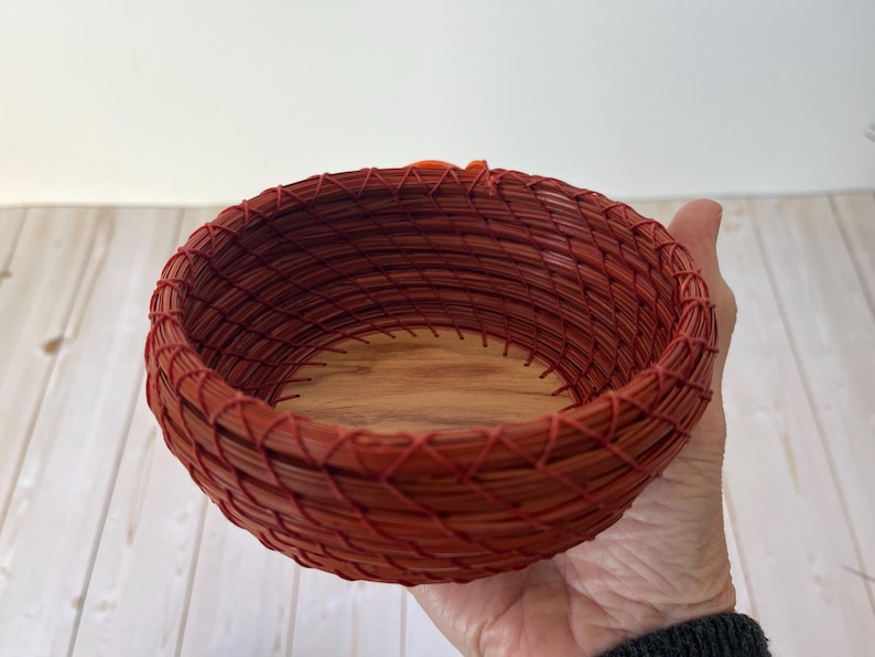DIY-kit med spiralformade tallnålskorg: Nybörjarpyssel med exotiskt trä bild 14