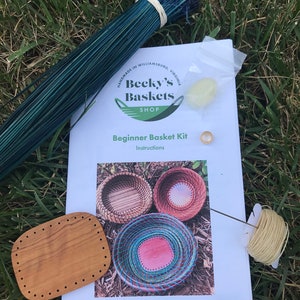 Puede incluir: Un kit de cester&iacute;a para principiantes con instrucciones, una base de madera, una bobina de hilo de color natural, una aguja, una bolsa de ca&ntilde;a de color natural y una foto de tres cestas terminadas. El kit est&aacute; hecho por Becky's Baskets, una tienda en Williamsburg, Virginia.