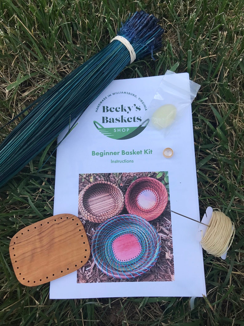 Puede incluir: Un kit de cester&iacute;a para principiantes con instrucciones, una base de madera, una bobina de hilo de color natural, una aguja, una bolsa de ca&ntilde;a de color natural y una foto de tres cestas terminadas. El kit est&aacute; hecho por Becky's Baskets, una tienda en Williamsburg, Virginia.