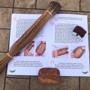 Puede incluir: Instrucciones para hacer una cesta en espiral con agujas de pino. Las instrucciones incluyen fotos del proceso y un primer plano de los materiales necesarios, incluyendo un paquete de agujas de pino, una bobina de hilo marr&oacute;n y una base de madera para la cesta.